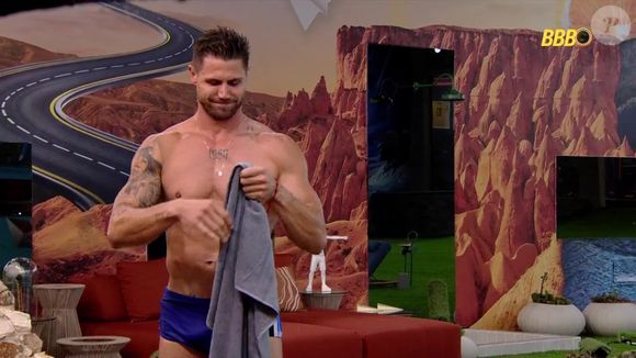 'BBB 26': Jonas atiçou participantes ao aparecer de sunga e corpo malhado