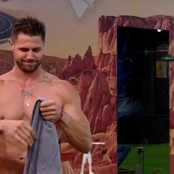 'BBB 26': Jonas atiçou participantes ao aparecer de sunga e corpo malhado