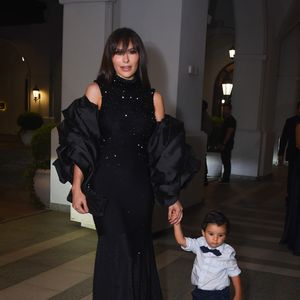 Casamento de Samara Pink: Fernanda Lacerda escolheu vestido com detalhe esvoaçante e foi acompanhada do filho, Gabriel