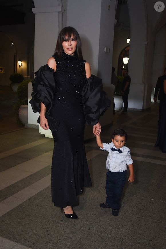 Casamento de Samara Pink: Fernanda Lacerda escolheu vestido com detalhe esvoaçante e foi acompanhada do filho, Gabriel