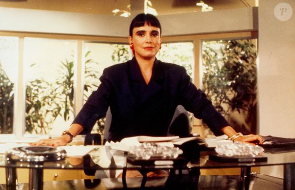 Regina Duarte é Maria do Carmo na novela Rainha da Sucata, substituta de A Viagem, no Vale a Pena Ver de Novo