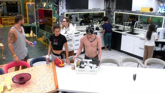 Apesar da justificativa, Jonas recebeu uma invertida de Milena: "E essa pulseira desse tamanho no seu braço? Serviu de nada, não?"