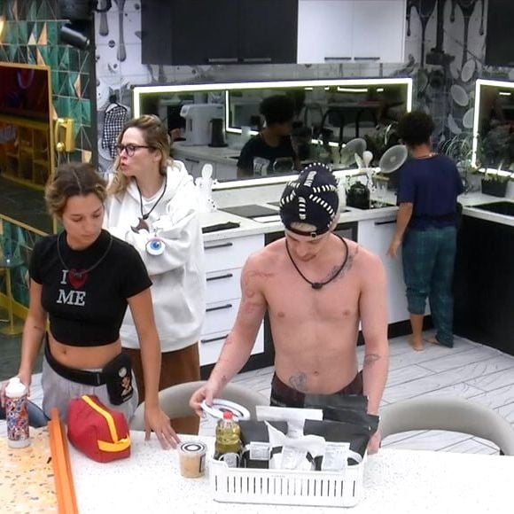 Apesar da justificativa, Jonas recebeu uma invertida de Milena: "E essa pulseira desse tamanho no seu braço? Serviu de nada, não?"