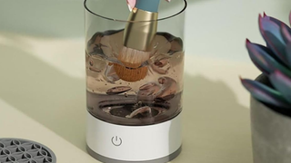 NUNCA mais tive problemas limpando pincel de maquiagem desde que adquiri este limpador elétrico