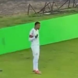 Neymar se preparava para cobrar um escanteio quando a torcida rival gritava o nome de Bruna Marquezine