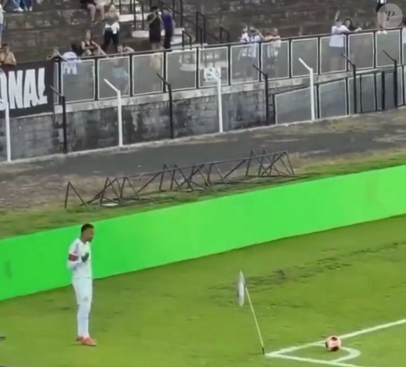 Neymar se preparava para cobrar um escanteio quando a torcida rival gritava o nome de Bruna Marquezine