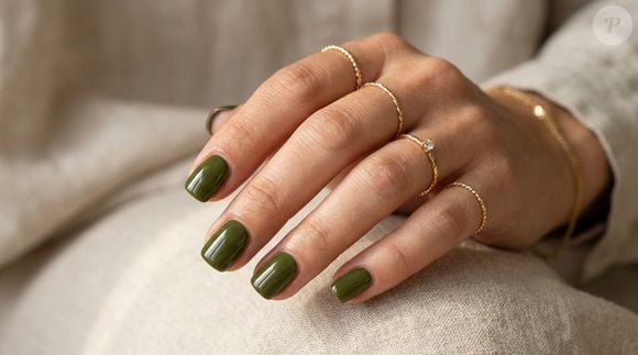 O verde-oliva deixa os meses frios para trás e chega à primavera também nas unhas. Sofisticado e neutro, o tom combina especialmente bem com anéis dourados e diferentes estilos
