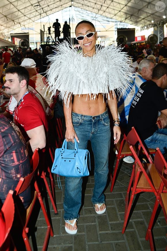 Sabrina Sato combinou calça jeans de cintura baixa e top com plumas para acompanhar a apuração do Carnaval 2026 do Rio do Grupo Especial - ela é rainha de bateria da Vila Isabel desde 2022