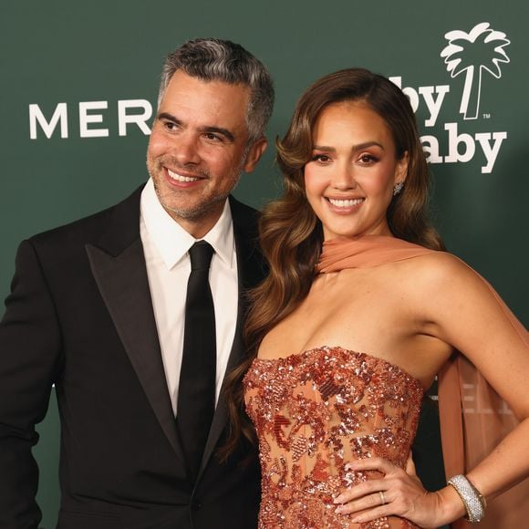 Cash Warren e Jessica Alba foram vistos sem suas alianças de casamento em passeios recentes. A atriz e o produtor foram casados ​​por 16 anos e têm três filhos juntos.