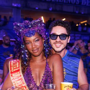 Depois de brilhar na Sapucaí no domingo (16), Iza curtiu o camarote Allegria com o novo par, João Vitor Silva