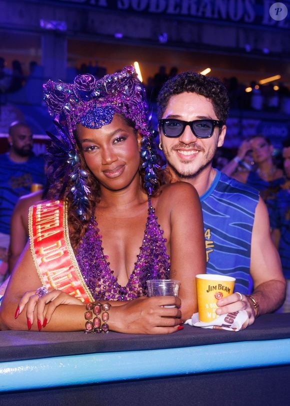 Depois de brilhar na Sapucaí no domingo (16), Iza curtiu o camarote Allegria com o novo par, João Vitor Silva