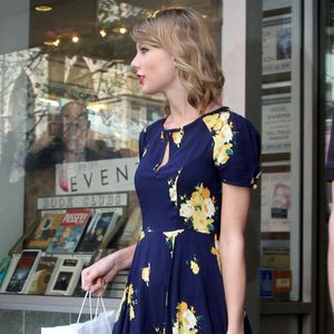Taylor Swift investe mais um look vintage durante passeio