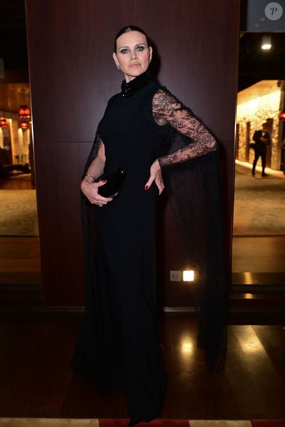 Maithe Jahn escolheu um vestido longo preto, com transparência e detalhes em renda nas mangas, em uma produção elegante e sofisticada