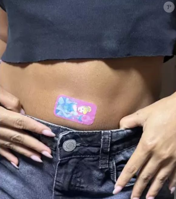 Bella Campos surgiu em foto tampando o umbigo, uma prática comum entre as famosas. Essa superstição visa a proteção contra as energias negativas.