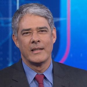 William Bonner, que antes aparecia apenas sem barba na televisão, deixou ela crescer