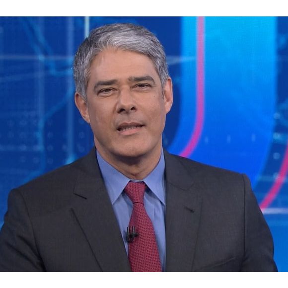 William Bonner, que antes aparecia apenas sem barba na televisão, deixou ela crescer