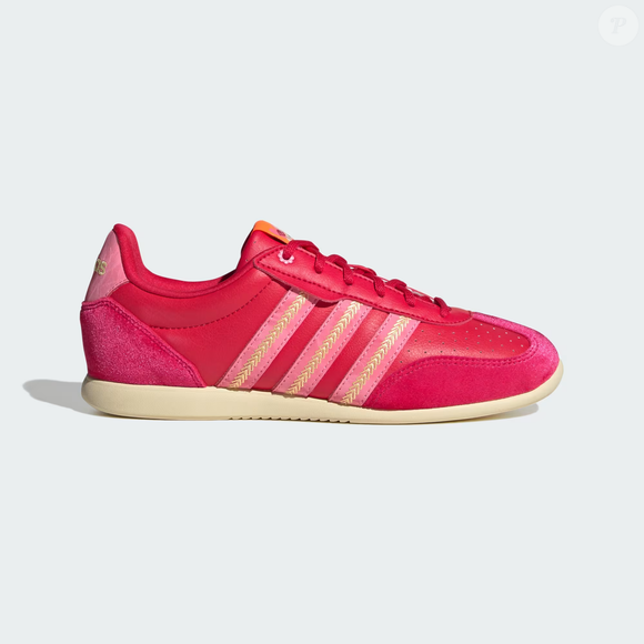 Do viral das frutas de IA direto para o closet: o Adidas Barreda Lo no tom 'Moranguete' traduz a tendência que conquistou o feed