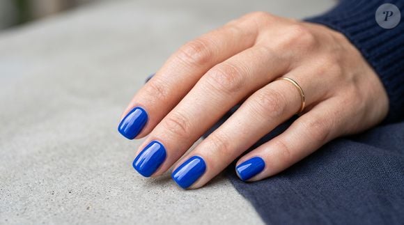 Nada discreto, o azul royal chega para colocar uma dose de cor na nova estação. O tom intenso transforma as unhas curtas em protagonistas e deixa qualquer produção mais fashionista