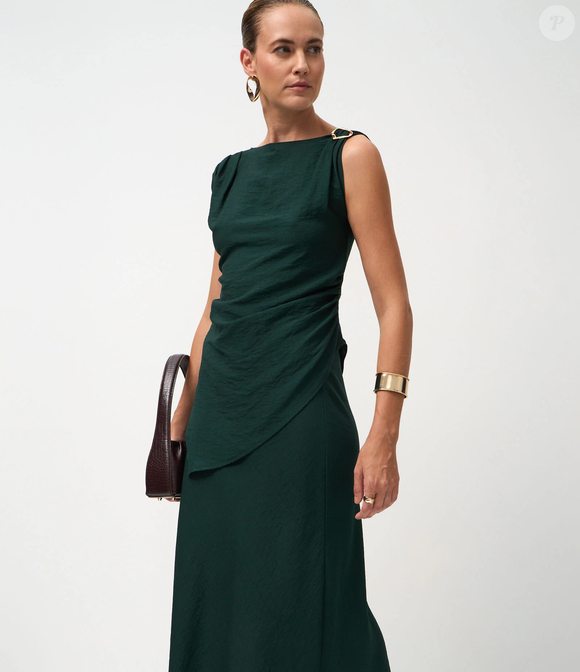 O cós estruturado e o caimento leve do crepe garantem movimento e elegância, transformando o conjunto em uma opção versátil para diferentes ocasiões