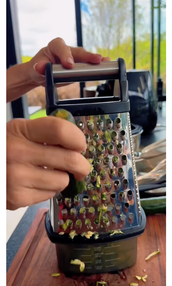 Para fazer o patê, basta ralar o pepino e deixar escorrer a água do vegetal em uma peneira, acrescentando sal