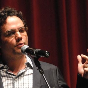 Wagner Moura conta que, no meio da entrevista, foi surpreendido por um outro repórter, que passou a mão melecada de gel em sua cabeça