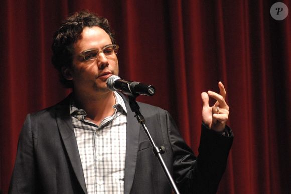 Wagner Moura conta que, no meio da entrevista, foi surpreendido por um outro repórter, que passou a mão melecada de gel em sua cabeça