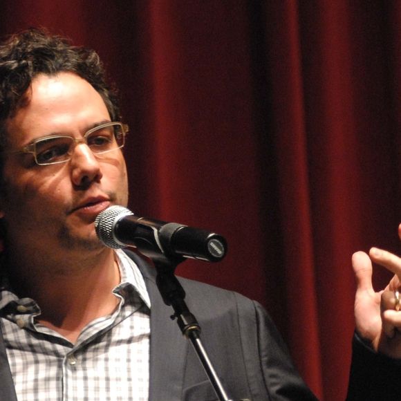 Wagner Moura conta que, no meio da entrevista, foi surpreendido por um outro repórter, que passou a mão melecada de gel em sua cabeça
