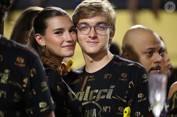 Joaquim Huck, filho de Luciano Huck e Angélica, posou com a namorada, Manoela Estevão, em camarote da Sapucaí no Carnaval 2025