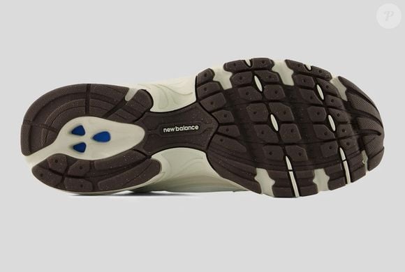 O New Balance 530 Unissex tem cabedal em mesh, um tecido de estrutura telada, com sobreposições sintéticas