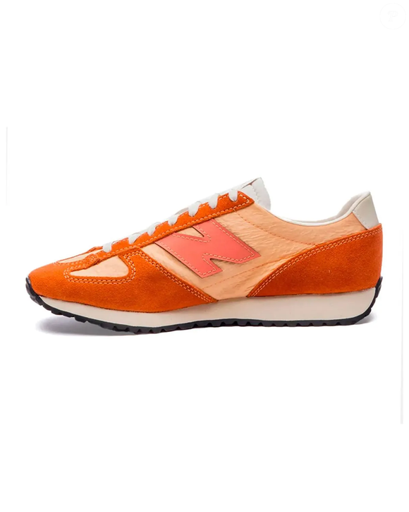 Para uma produção mais alinhada, o Tênis New Balance 471 Feminino Laranja pode ser combinado com uma calça de alfaiataria em tons neutros, como bege, branco ou preto. Uma camisa ou blusa de modelagem simples completa a composição, acrescentando um toque descontraído ao conjunto