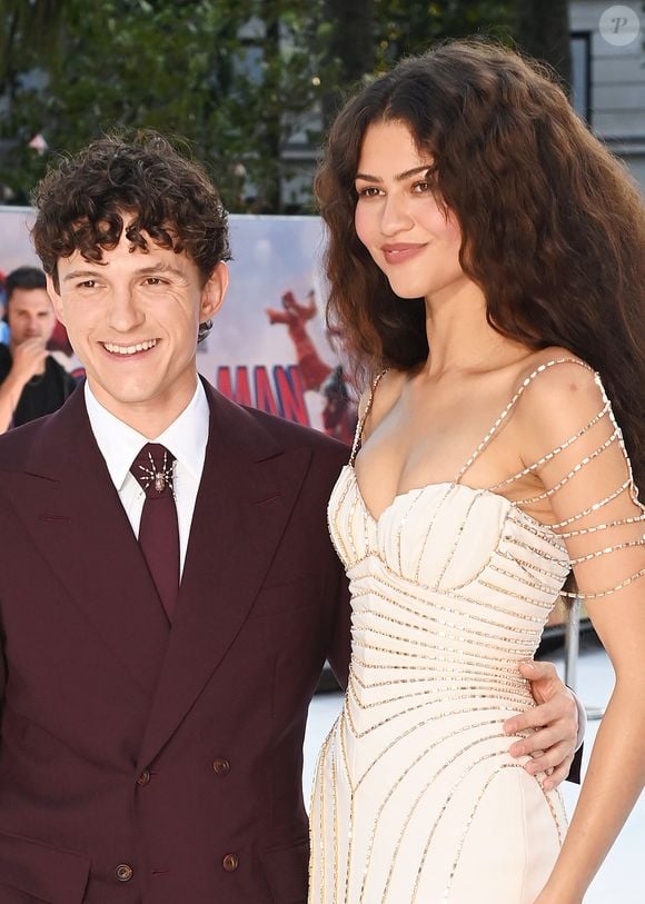 Zendaya e Tom Holland se conheceram durante as gravações de 'Homem-Aranha: De Volta ao Lar' e oficializaram o casamento em uma cerimônia secreta em 2026