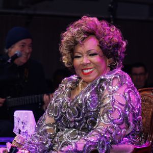 Alcione canta, a maior parte do espetáculo, sentada em um trono digno da rainha que é
