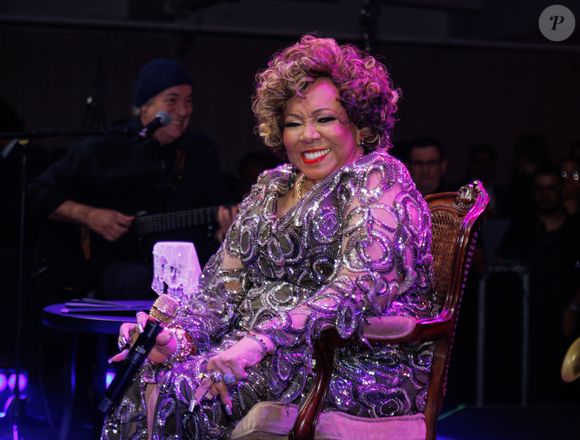 Alcione canta, a maior parte do espetáculo, sentada em um trono digno da rainha que é