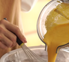 Depois da mistura batida, acrescente nos ingredientes secos e misture bem para incorporar