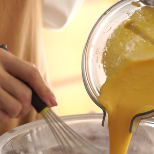 Depois da mistura batida, acrescente nos ingredientes secos e misture bem para incorporar
