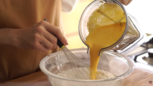 Depois da mistura batida, acrescente nos ingredientes secos e misture bem para incorporar