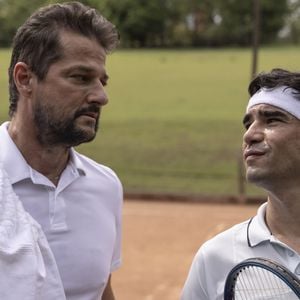 Novela ‘Beleza Fatal’: Rog (Marcelo Serrado) é um médico charlatão. Ele é amigo de Benjamim, com quem atua em dupla em cirurgias plásticas