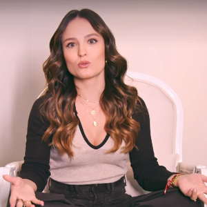 Larissa Manoela não será mais Carmen Miranda na cinebiografia dirigida por Bruno Barreto. A atriz deixou o projeto após um impasse envolvendo a antecipação das filmagens