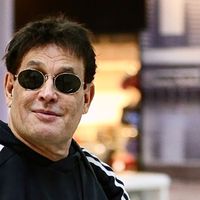 Tiros ao vivo no palco e 'droga' oferecida: Sérgio Mallandro causou grande polêmica com essas duas bizarras pegadinhas na TV