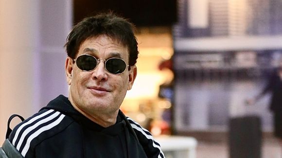 Tiros ao vivo no palco e 'droga' oferecida: Sérgio Mallandro causou grande polêmica com essas duas bizarras pegadinhas na TV