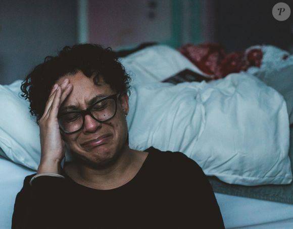 Quando seus próprios filhos precisaram de apoio emocional, muitos ofereceram o que conheciam: silêncio. Não por frieza, mas por incapacidade real de traduzir sentimentos em palavras.