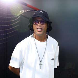 Ronaldinho Gaúcho chegou a comprar uma mansão no mesmo condomínio e a colocou à venda em 2014