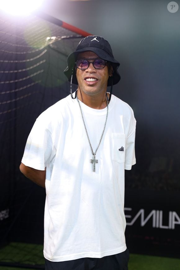 Ronaldinho Gaúcho chegou a comprar uma mansão no mesmo condomínio e a colocou à venda em 2014