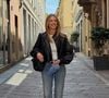Em outro look, Chiara Ferragni aposta em camiseta branca, jeans e jaqueta preta, uma possibilidade para deixar o tênis azul entrar como ponto de cor na produção, assim como a garrafa