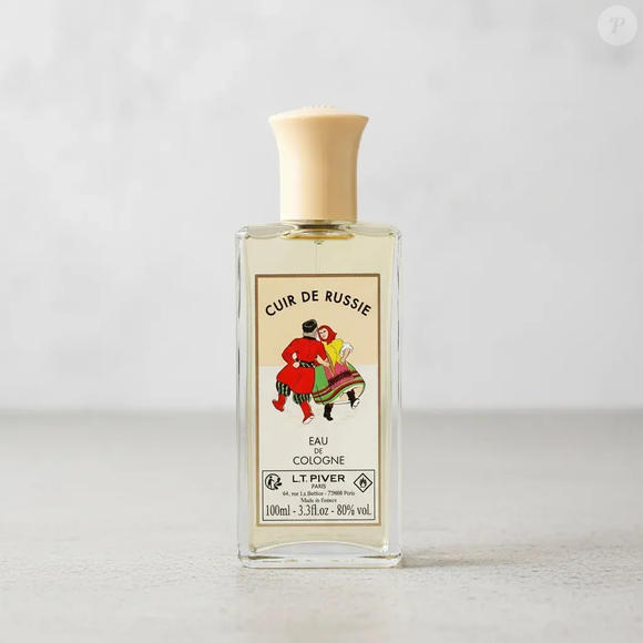 A base do perfume francês Cuir de Russie reúne ládano, olíbano, musgo de carvalho, âmbar, sândalo e almíscar. Esses ingredientes completam a pirâmide olfativa com nuances resinosas, amadeiradas e almiscaradas, mantendo a proposta sofisticada da composição