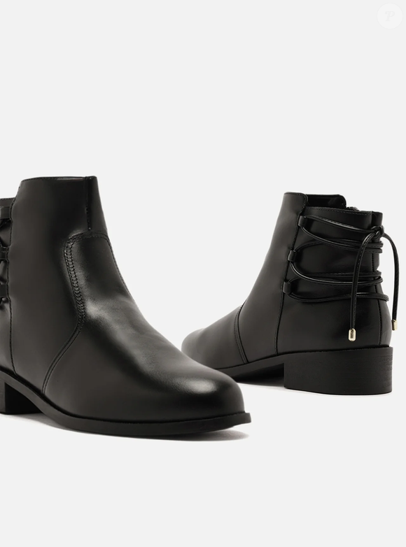 Disponível por R$ 399,90 no site da Arezzo, bota preta de couro vira curinga para produções despojadas e elegantes