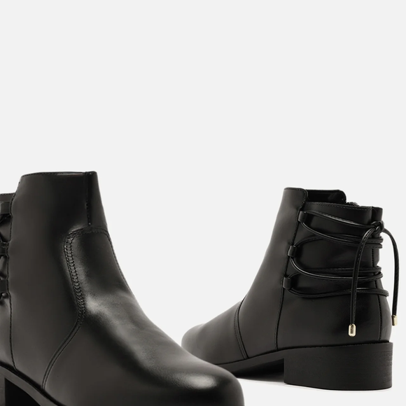 Disponível por R$ 399,90 no site da Arezzo, bota preta de couro vira curinga para produções despojadas e elegantes