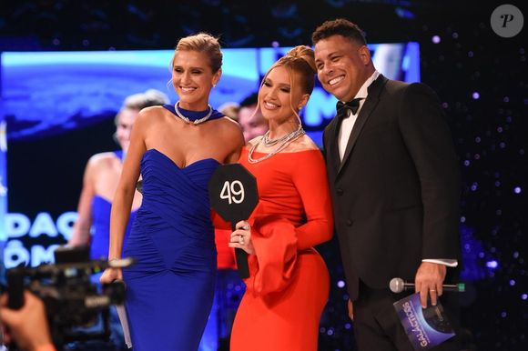 Virgínia Fonseca posou com o casal Ronaldo Fenômeno e Celina Locks no leilão beneficente promovido pelo ex-jogador