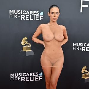 Pelada, Bianca Censori surgiu no Grammy 2025; modelo e namorada de Kanye West pode ter se submetido a uma cirurgia íntima