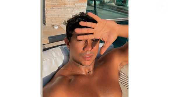 Bagdá aproveita visual lindo e o sol em sua mansão